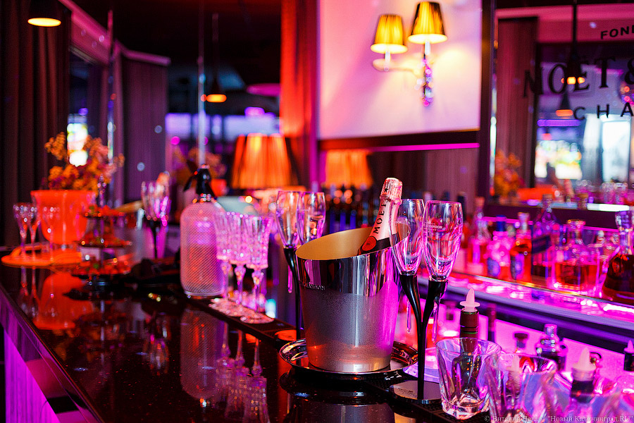 Ученые: риск заразиться COVID в барах и спортзалах выше, чем в транспорте