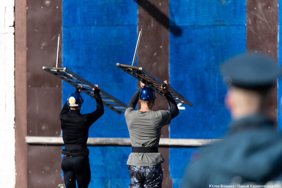 Боевое развертывание: в Калининграде провели соревнования спасателей (фото) 