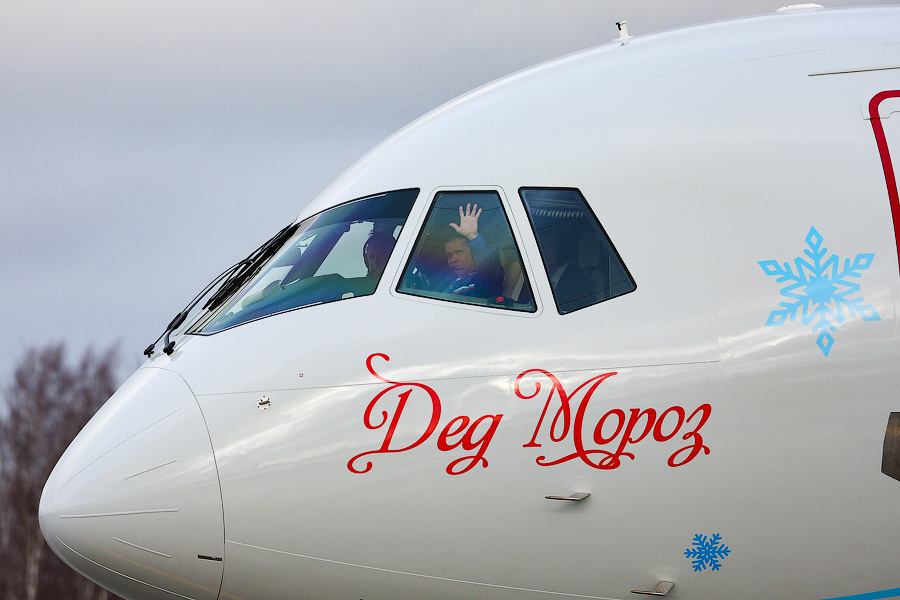 На импортозамещенных крыльях: в Калининград прилетели Дед Мороз и Снегурочка (фото)