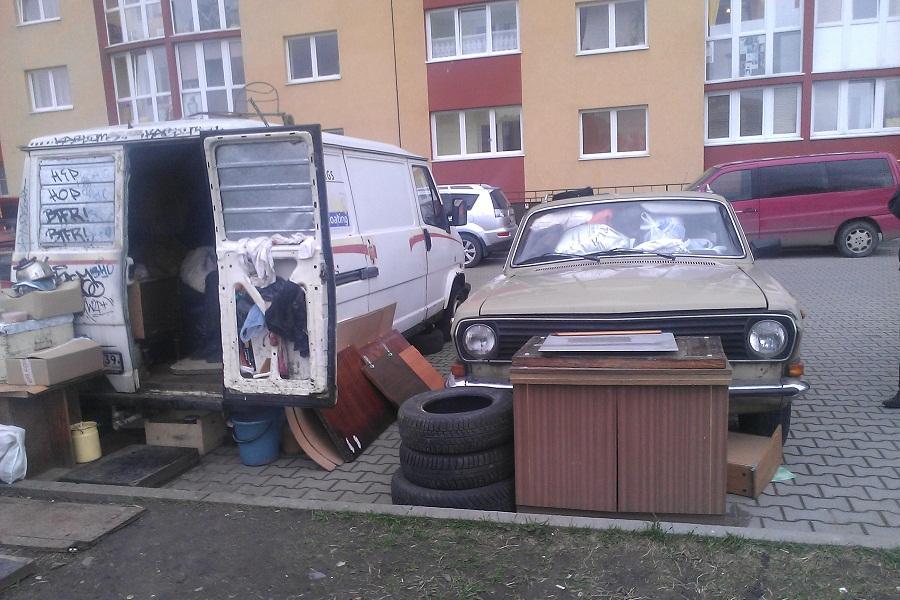 Жители переулка Майский жалуются на бомжей, поселившихся во дворе дома (фото)