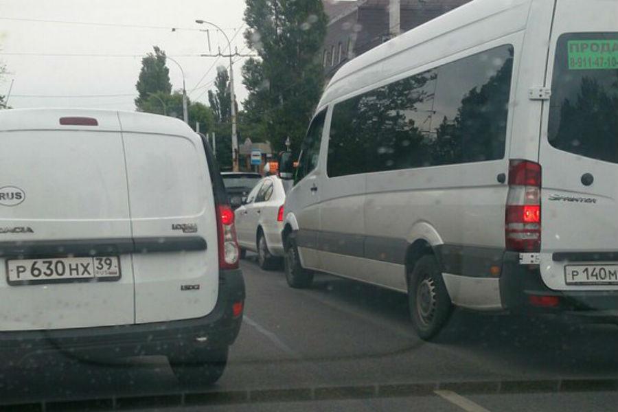 На Киевской маршрутка врезалась в такси (фото)