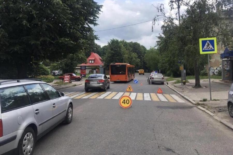 В Калининграде велосипедистка врезалась в открывшуюся дверь машины