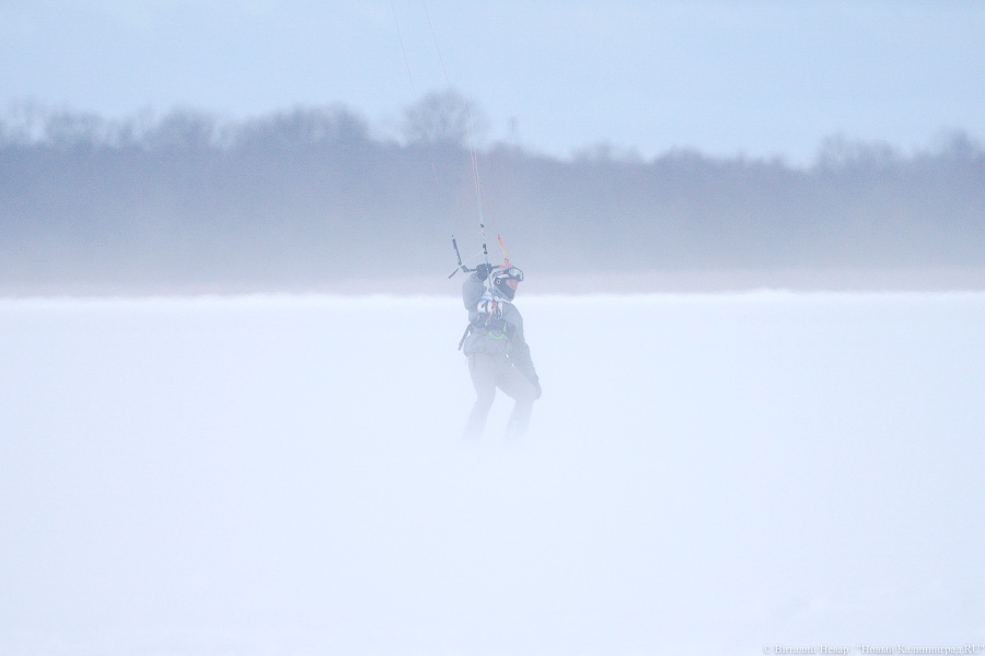 Сноукайтеры вышли на Калининградский залив. Посмотрите, как это красиво