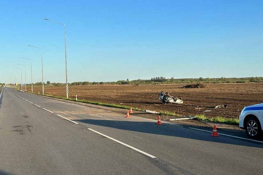Под Полесском «Лада Калина» врезалась в столб и перевернулась, водитель скрылся