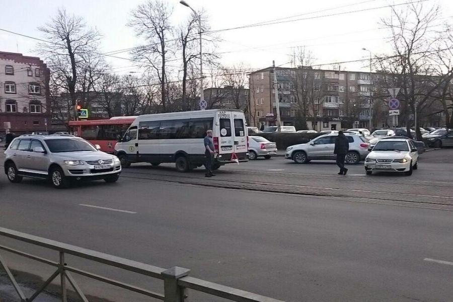 В Калининграде возле здания ГИБДД маршрутка перекрыла трамвайные пути (фото)