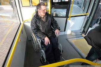 Для инвалидов-колясочников приспособлены 26 из всех городских автобусов