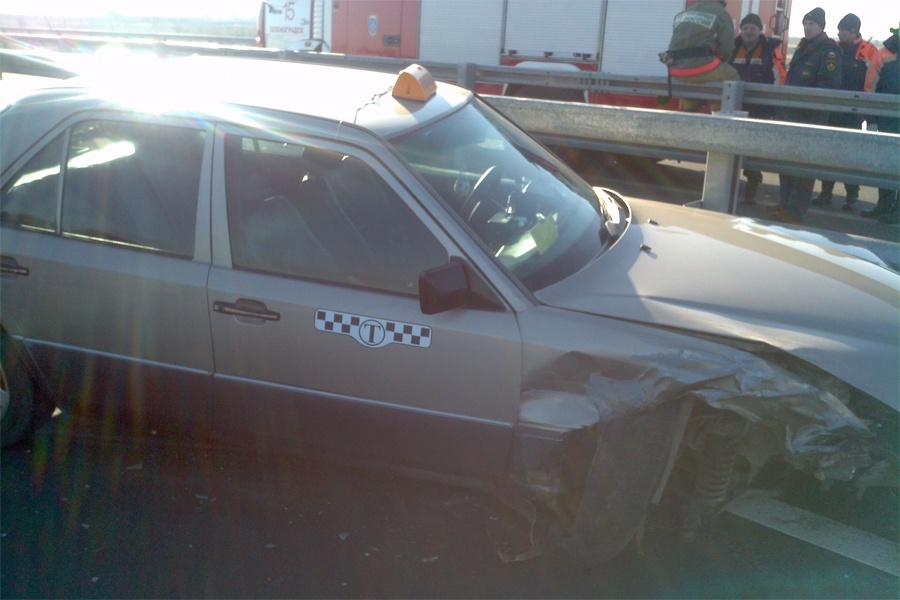 Часть Приморского кольца закрыта из-за поджога травы и крупного ДТП (+фото)