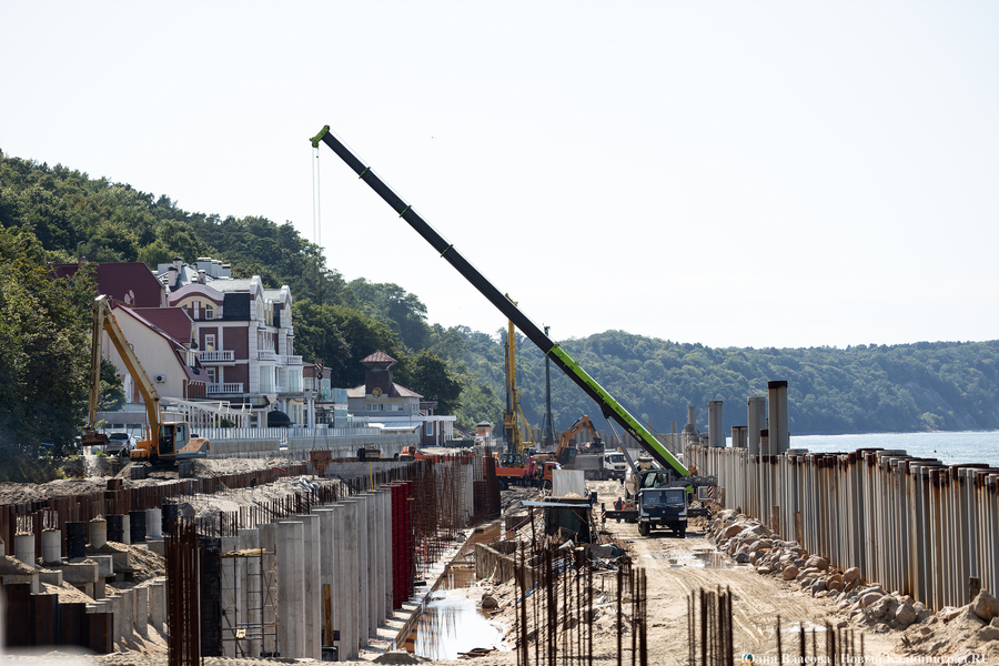 С видом на море и стройку: как выглядит пляж в Светлогорске этим летом