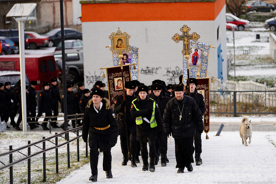 С ними Бог и Андреевский флаг: в Балтийске морпехи прошли крестным ходом к храму (фото)