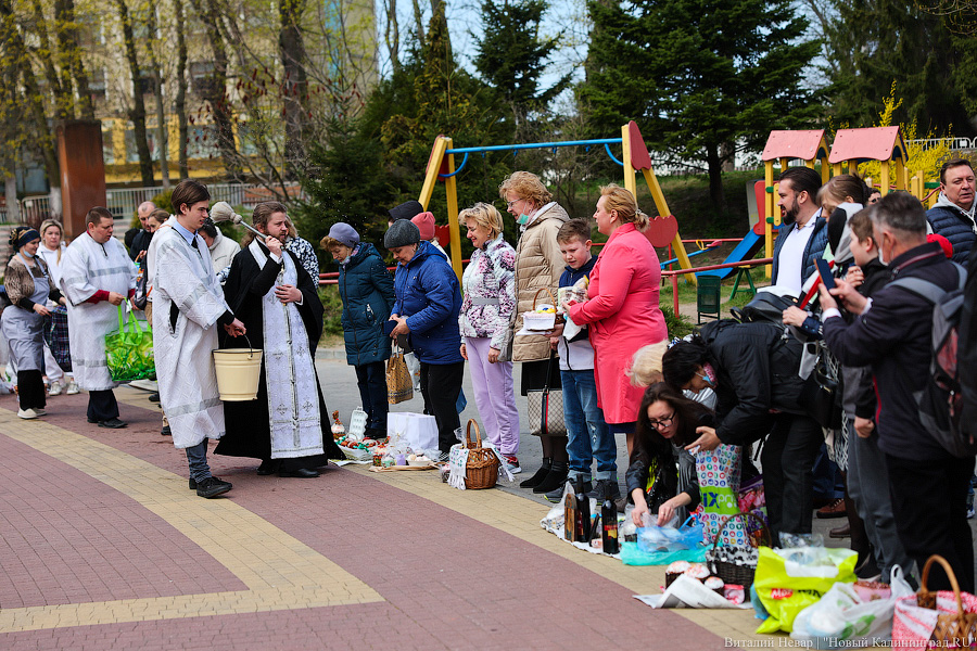 В брызгах святой воды: освящение пасхального угощения в соборе Христа Спасителя (фото)