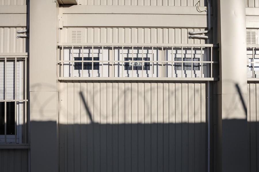 Уют за колючей проволокой: что ждет иностранцев, попавших в миграционный центр