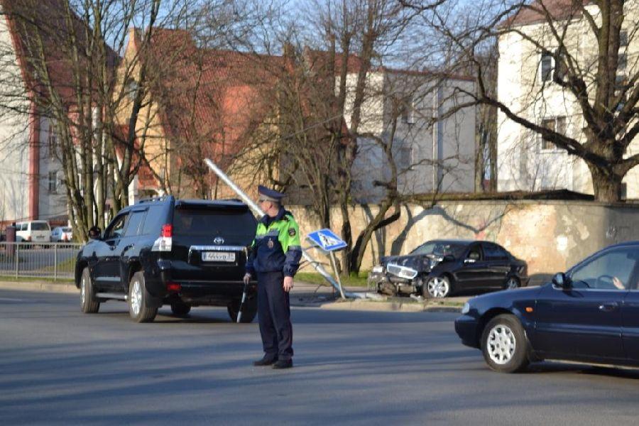 В Калининграде на ул. Невского «Мерседес» сбил светофор и вылетел на тротуар (фото)