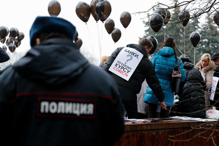 «Мы против валютного рабства»: чего просят валютные заемщики в Калининграде