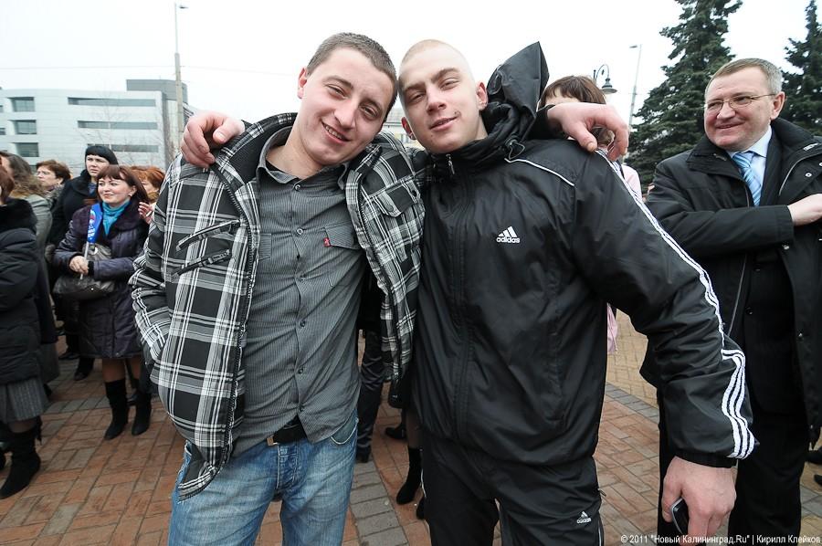 "ЕР" вышла к монументу "Мать-Родина" поблагодарить своих сторонников (+фото)