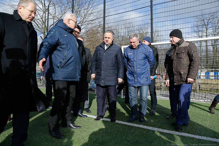 «С пионерским приветом»: как Виталий Мутко на мяче расписался (фото)