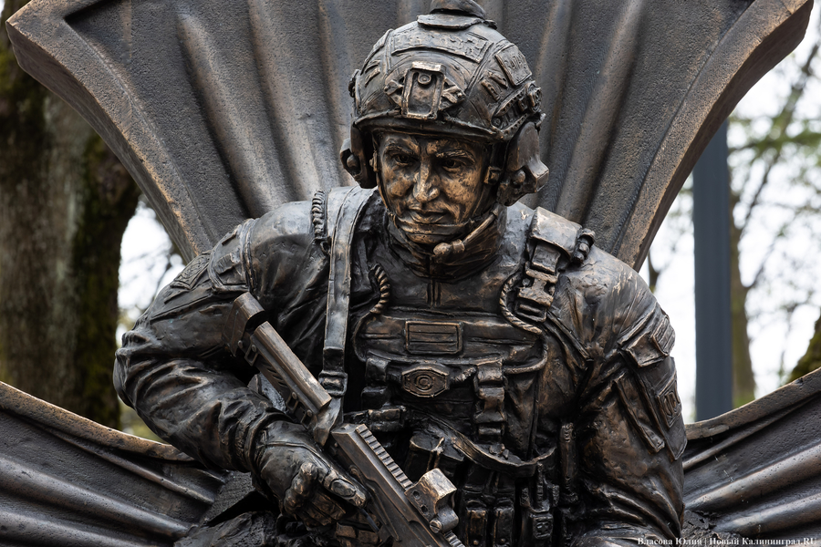 У здания областного правительства открыли памятник ФСБ (фото)