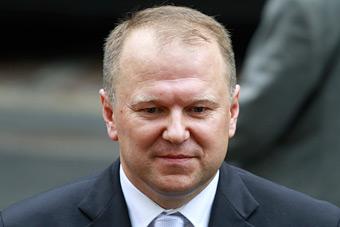 Цуканов запретил министрам пользоваться элитными банковскими картами