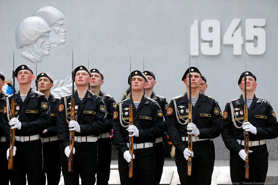 Память героям: в Калининграде перезахоронили найденных поисковиками воинов