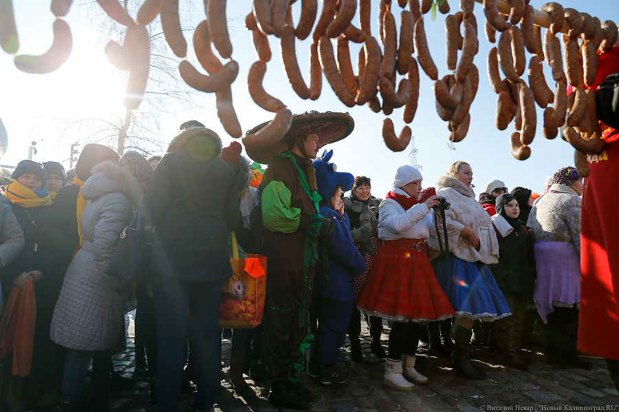 Дым, шум, колбаса: в Калининграде прошел День длинной колбасы
