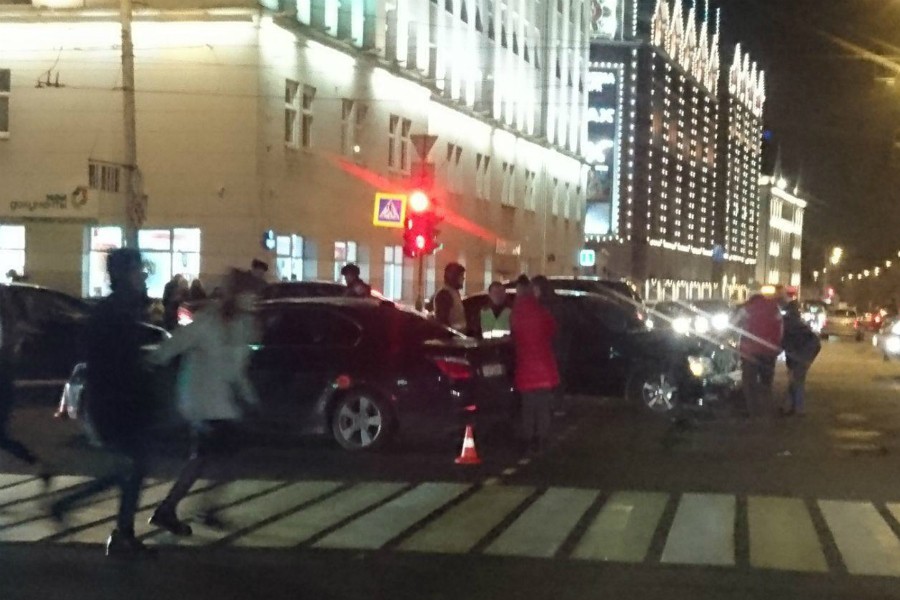 Из-за ДТП у мэрии на площади Победы образовалась автомобильная пробка (фото)