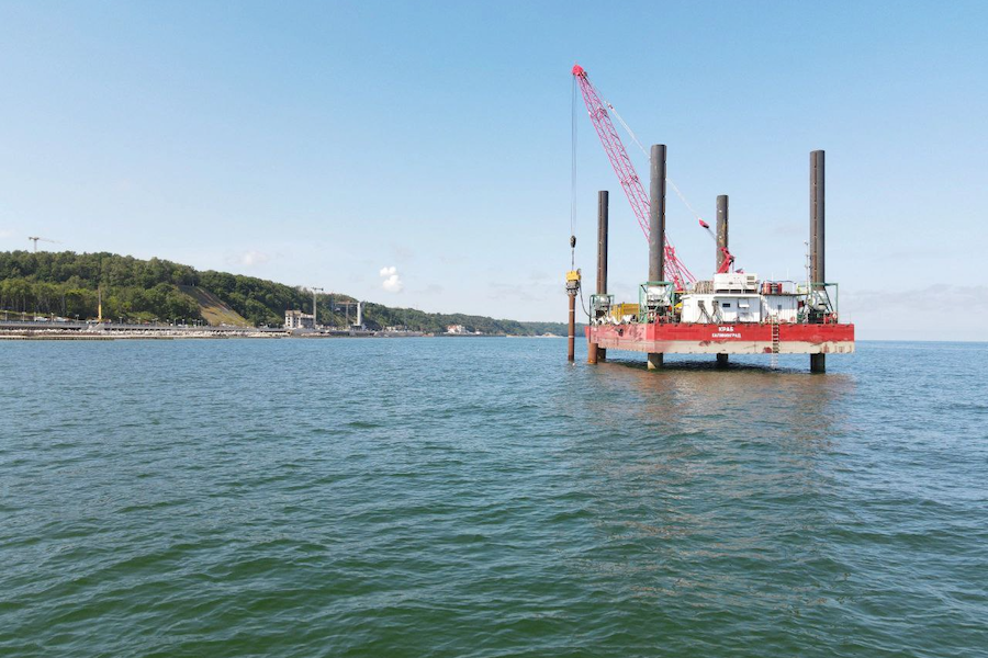 «Будут строить волноломы»: в Светлогорске перед новым променадом появился кран-платформа (фото)