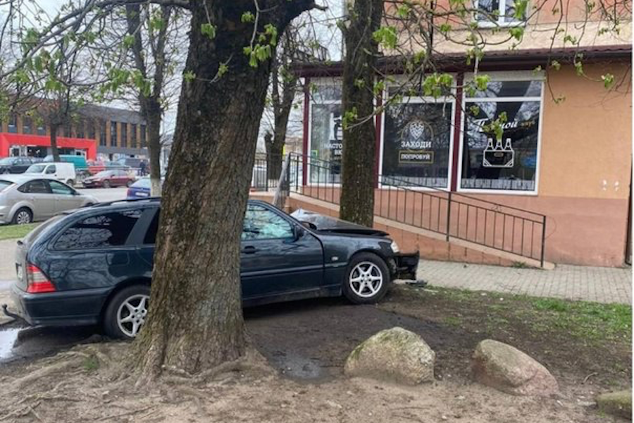 В центре Советска «Мерседес» слетел с дороги и въехал в дерево. Пострадала пассажирка (фото)