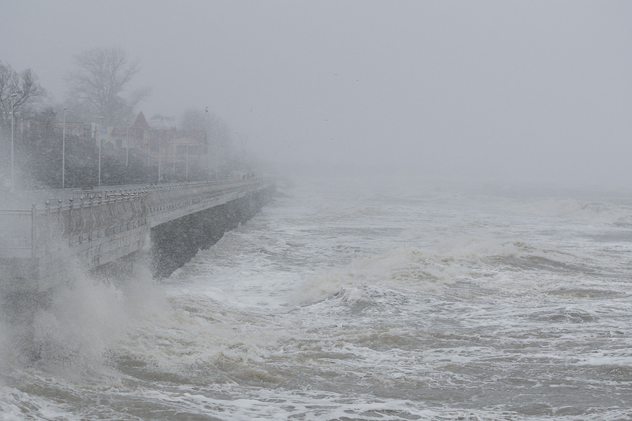 Добить «Ксавьером»: променад в Зеленоградске оказался не готов к зимним штормам