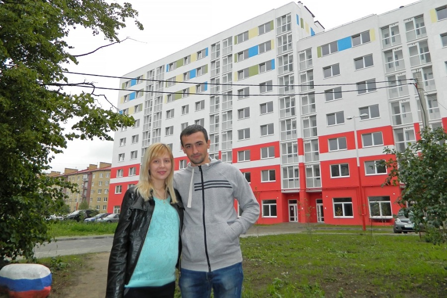 Счастливые обладатели новой квартиры в жилом доме №1 ЖК «Глория» семья Вахновых Евгений и Ирина