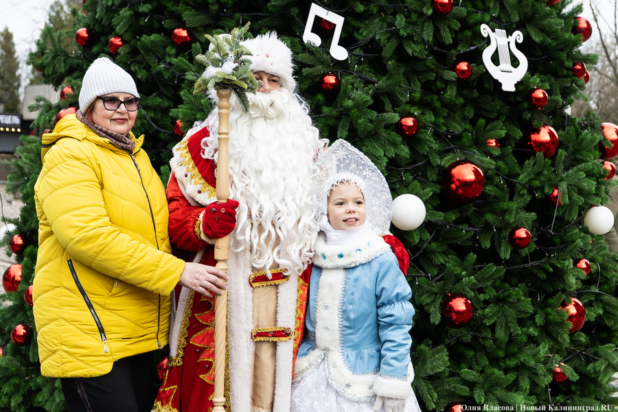 «Сказка к нам приходит»: на острове Канта прошел забег Дедов Морозов (фото)