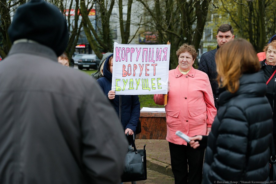 «Жертвы стадиона»: жители Ушаково протестуют против песчаных карьеров (фото)