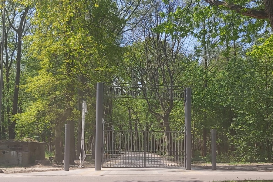 «Старые были краше»: жители Балтийска не оценили новые ворота в парке Головко (фото)