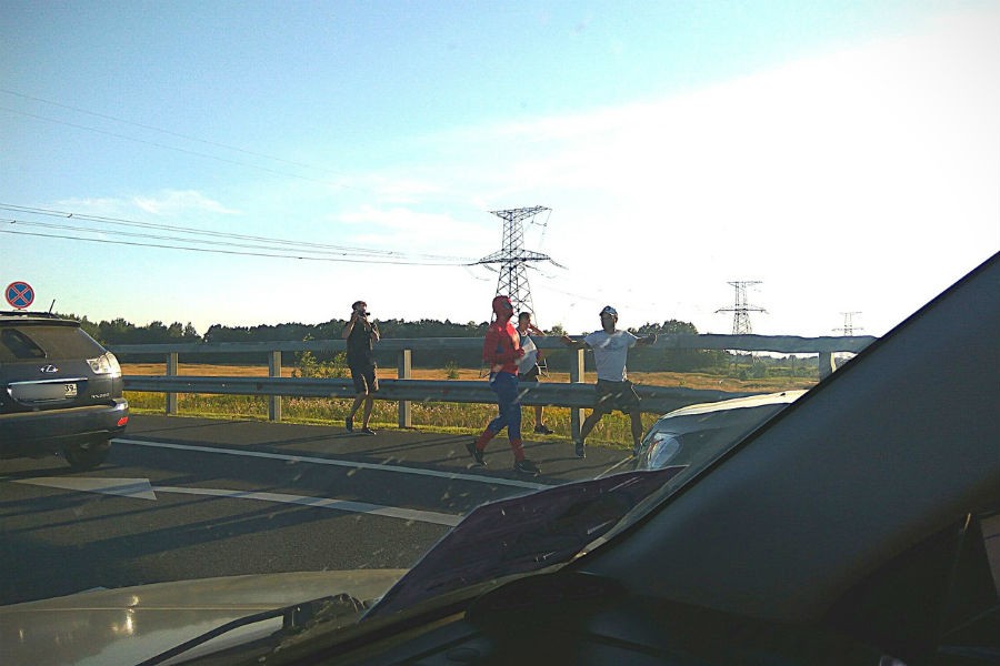 «Человек-паук» ловит обочечников на Приморском кольце (фото)