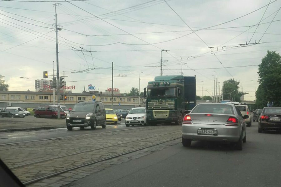 На Дзержинского столкнулись фура и легковое авто (фото)