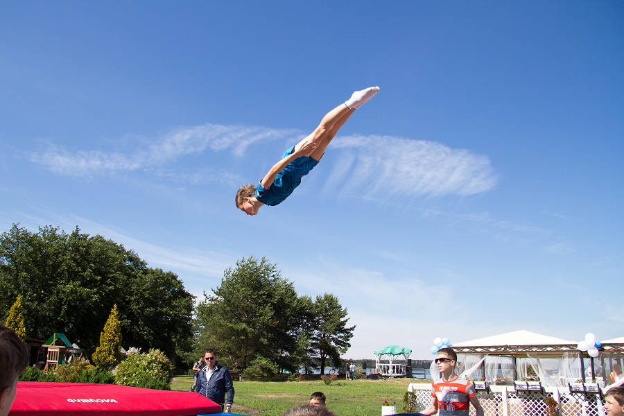 Прыжки на батуте: ваш ребенок будет здоров и счастлив