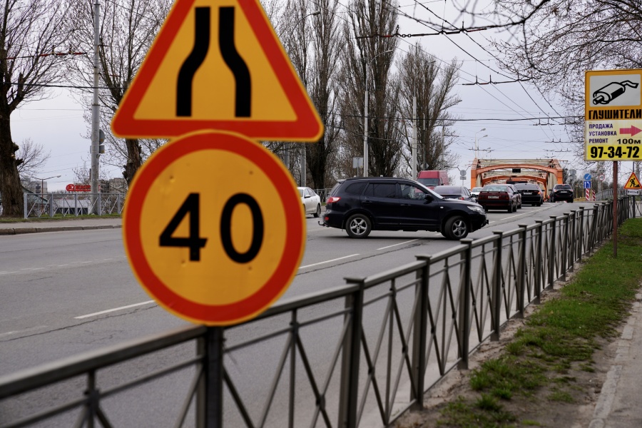 «Надоело „хыдыщкаться“ по стыкам»: на Киевской начался ремонт «оранжевого» моста (фото)