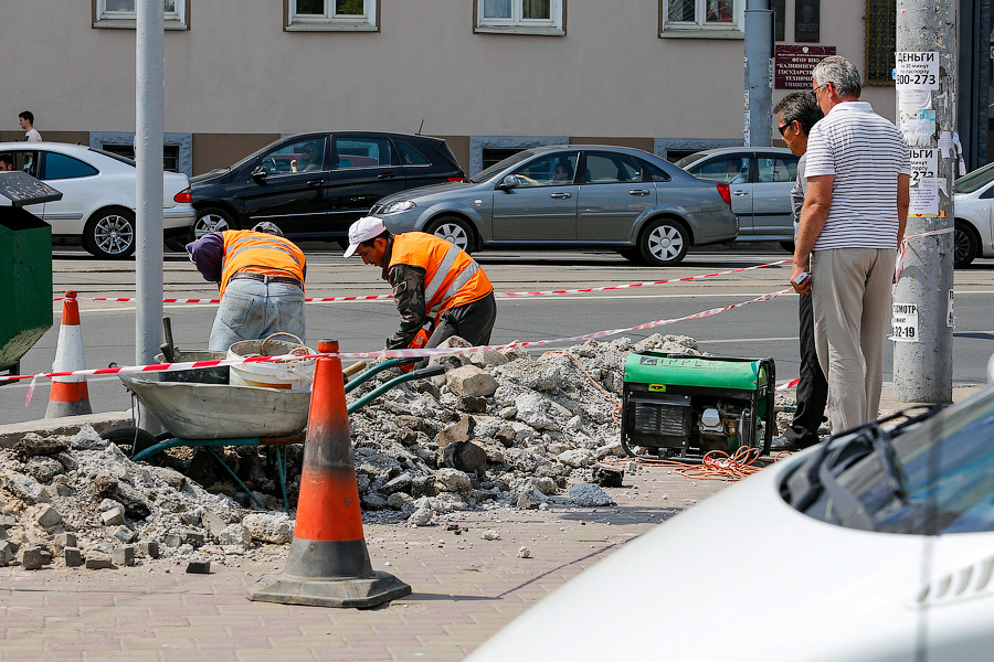 На площади Победы по поручению Ярошука выкапывают бордюры (фото)
