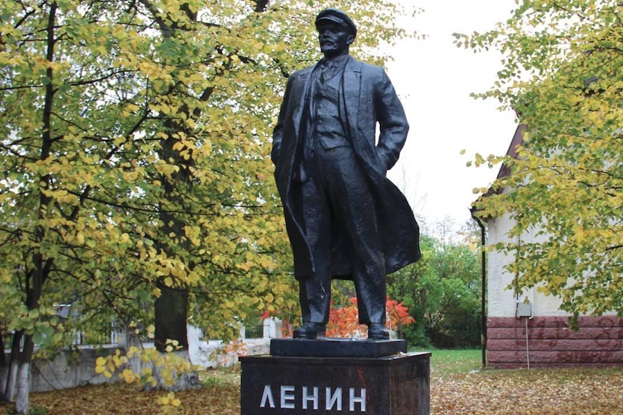 Памятник Ленину в Полесске отреставрировали и убрали с главной площади (фото)