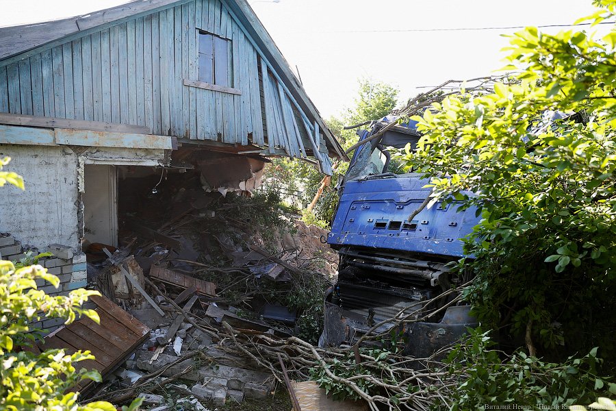 Опрокинулся и снес полдома: под Калининградом в ДТП погибла пенсионерка