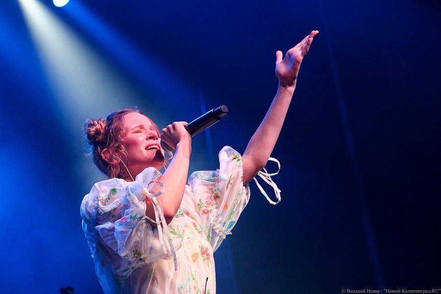 Пошумим за Тарковского: как прошёл концерт Монеточки за 100 рублей