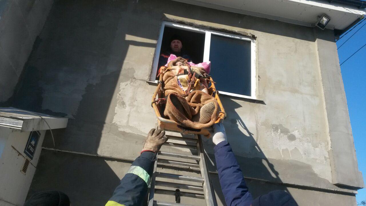 Доставать больную калининградку из особняка пришлось промальпинистам МЧС (фото)