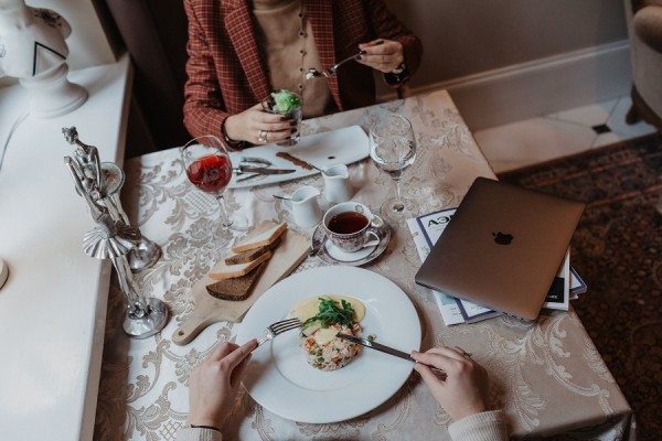 Бизнес-ланч четверга в «Чайковском»: тыквенный суп, греческий салат и шашлычок