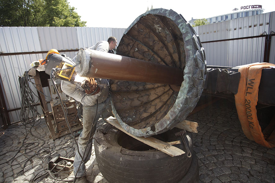 Орден наконец привезли: триумфальная колонна получила свое украшение