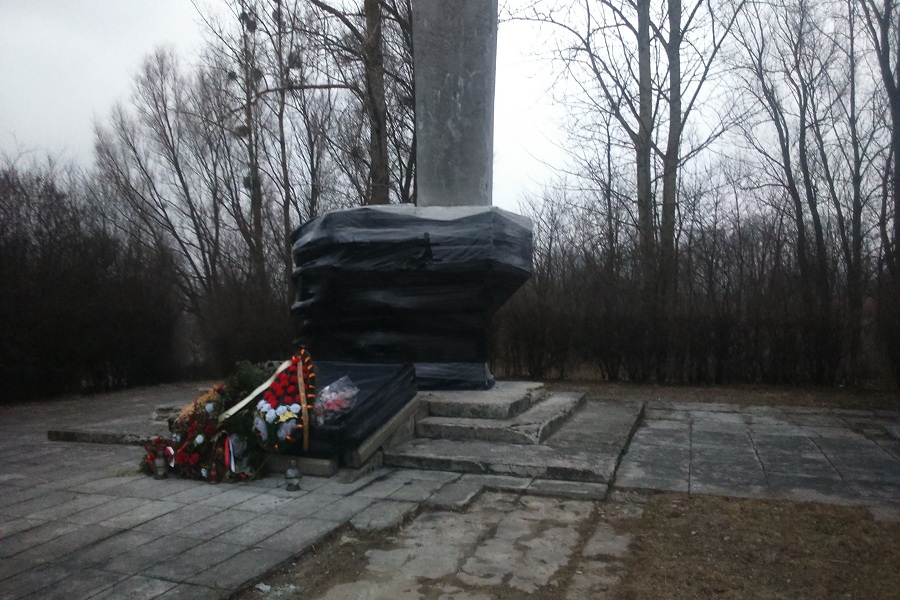 Памятник Черняховскому в Пененжно неизвестные завернули в черную пленку
