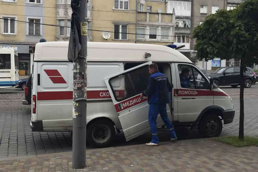 Очевидцы: в Калининграде у машины скорой помощи на ходу отвалилась дверь