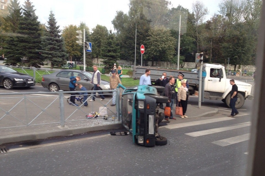 На Советском проспекте перевернулась «Ока», движение затруднено (фото)