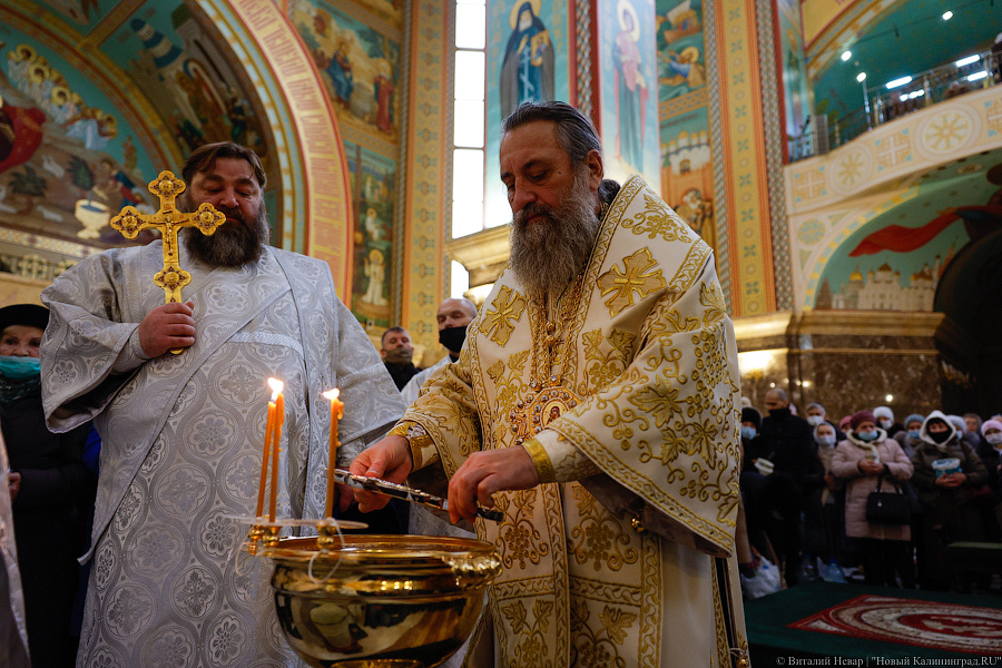 Без проруби, но с литургией: в Храме Христа Спасителя провели праздничную службу (фото)