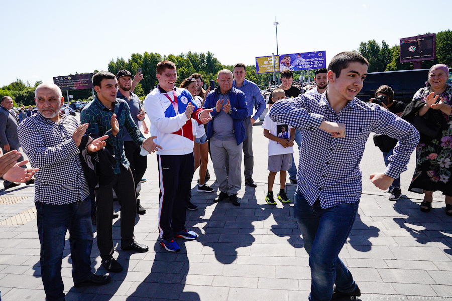 «Калининград приветствует победителя»: как Мусу Евлоева встречали в «Храброво» (фото)