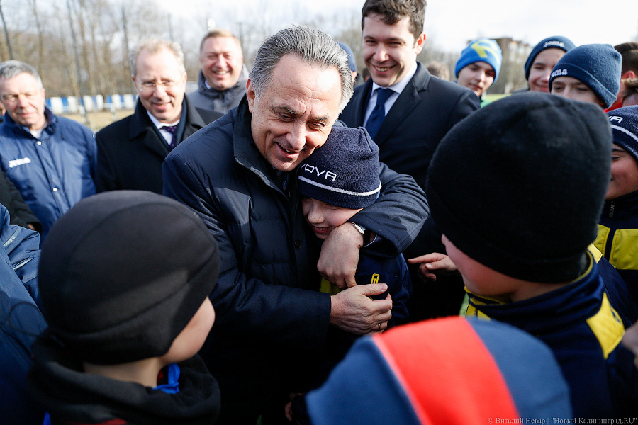 «С пионерским приветом»: как Виталий Мутко на мяче расписался (фото)