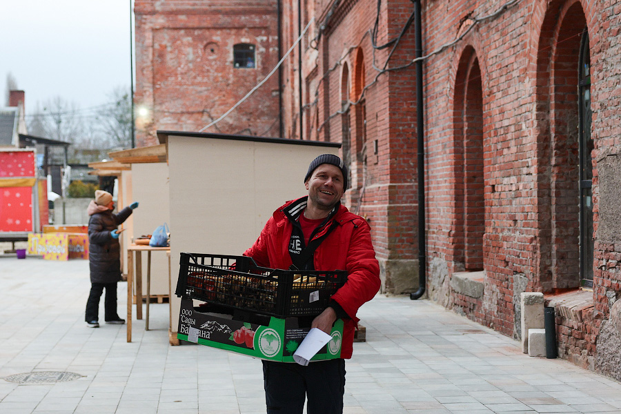 И всё-таки она светится: на территории пивоварни «Понарт» открылась новогодняя ярмарка (фото)