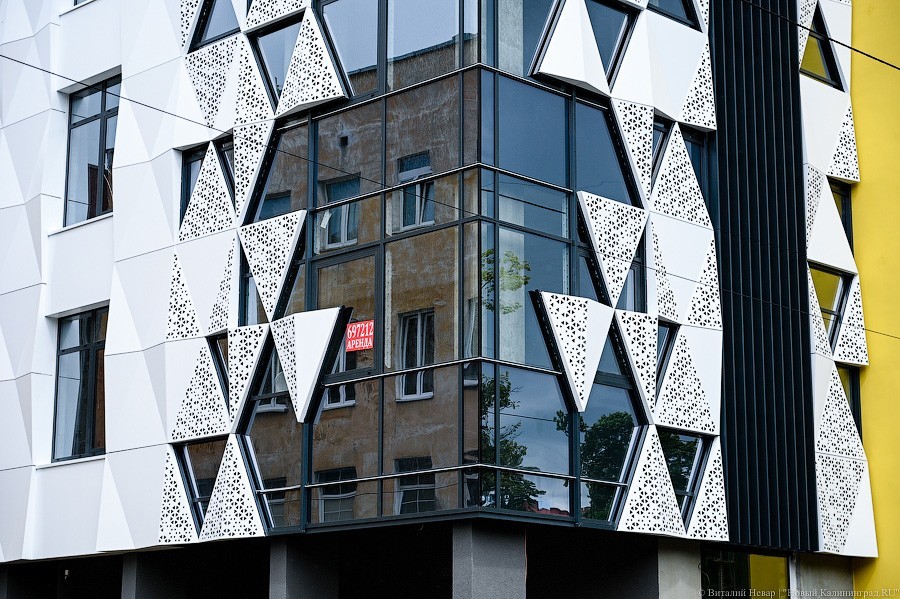 Стекло и треугольники: как выглядит фасад реставрируемой «Кройц-аптеки»